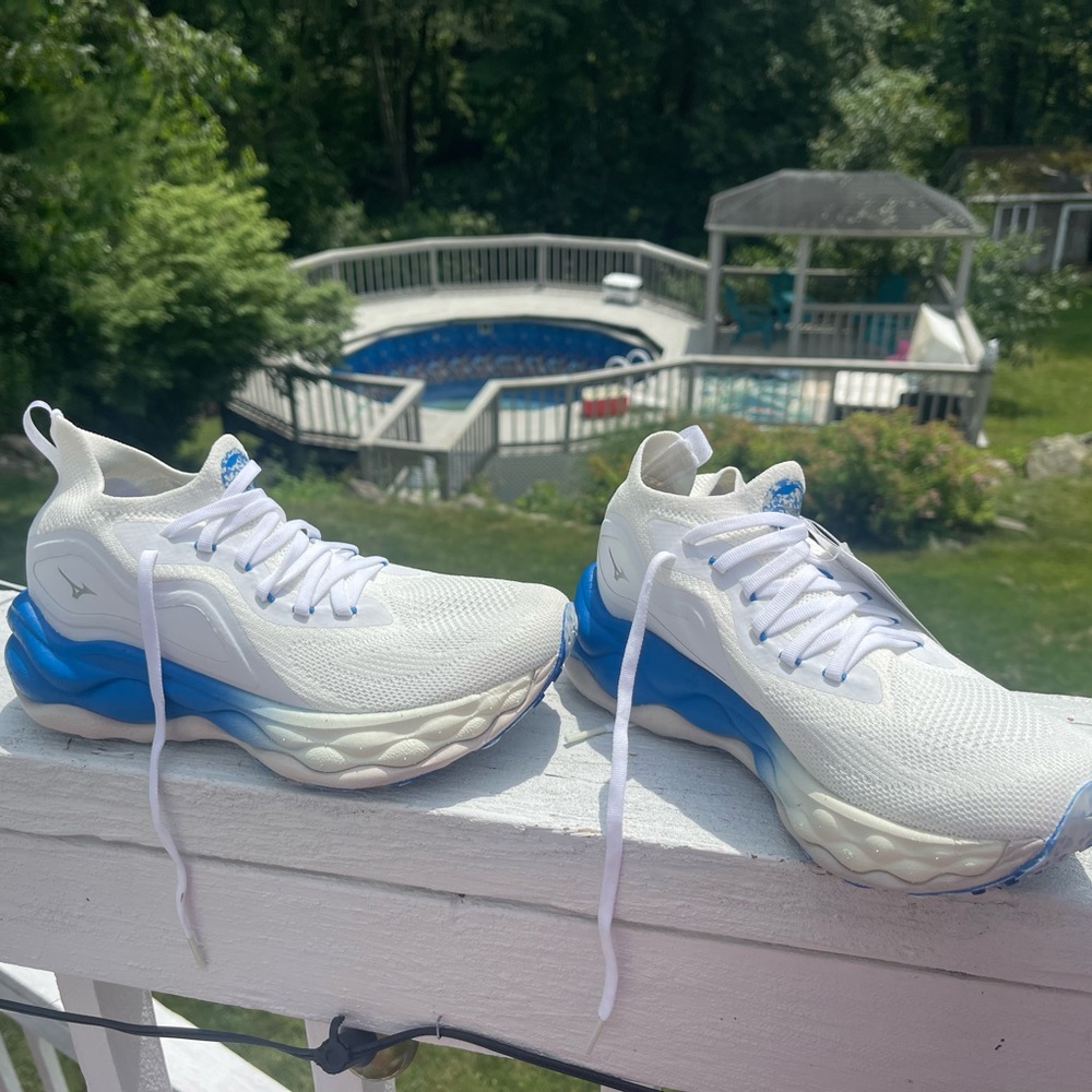 Womens White Mizuno sneakers with blue accents